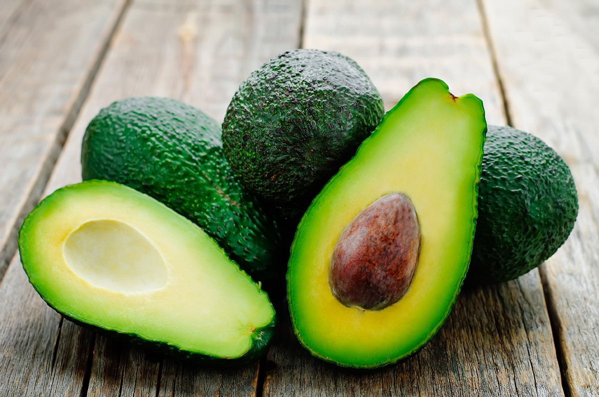 Avocado siciliano biologico un superfood che fa bene alla salute e all’ambiente . Sangaspano nel 2026 raggiunge la quota di 4000 nuovi alberi in regime biologico